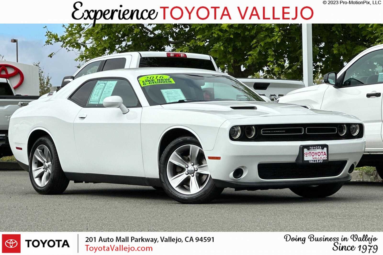 2016 Dodge Challenger SXT's photo