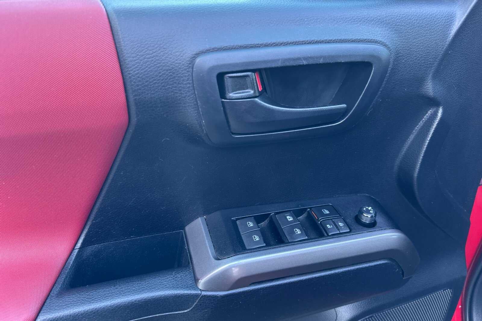 2021 Toyota Tacoma 4WD SR5 4D Double Cab