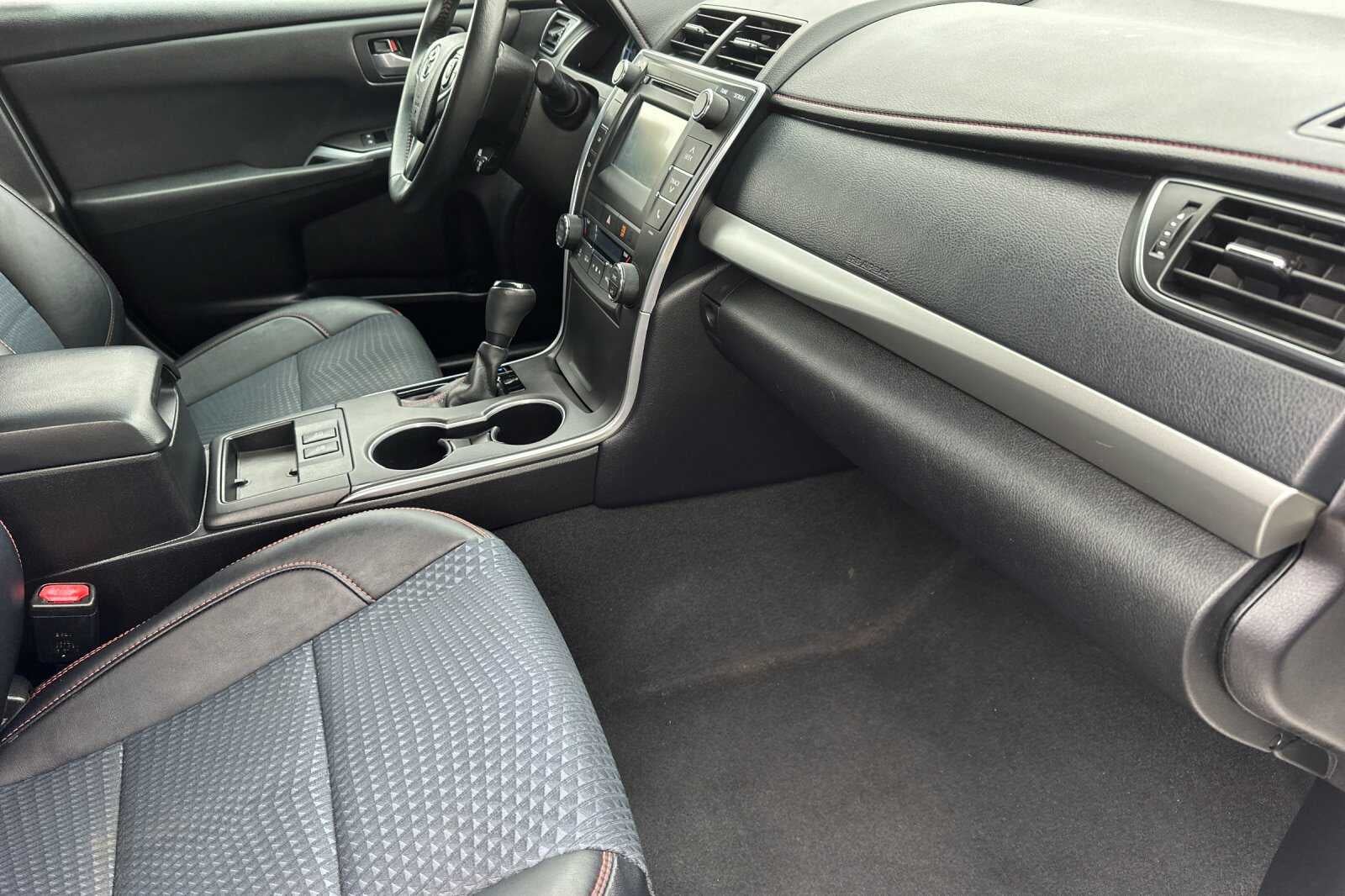 2015 Toyota Camry Hybrid Hybrid SE 4D Sedan