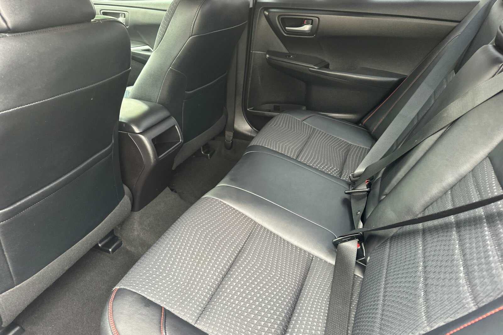 2015 Toyota Camry Hybrid Hybrid SE 4D Sedan
