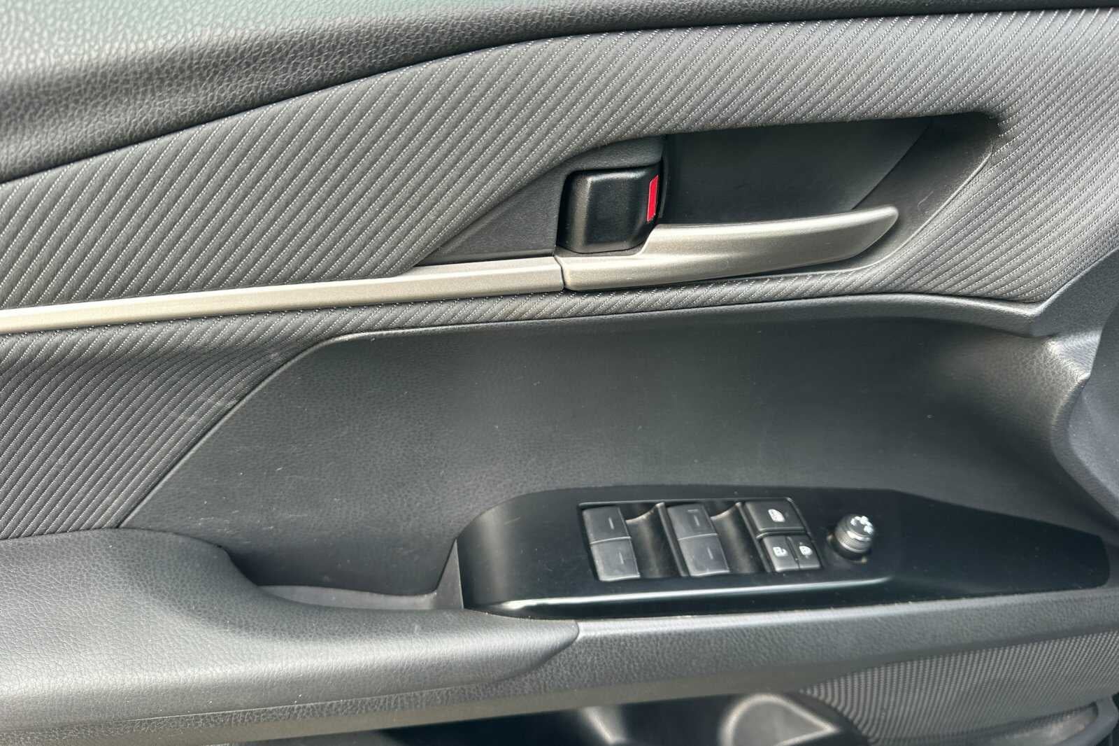 2025 Toyota Camry SE 4D Sedan