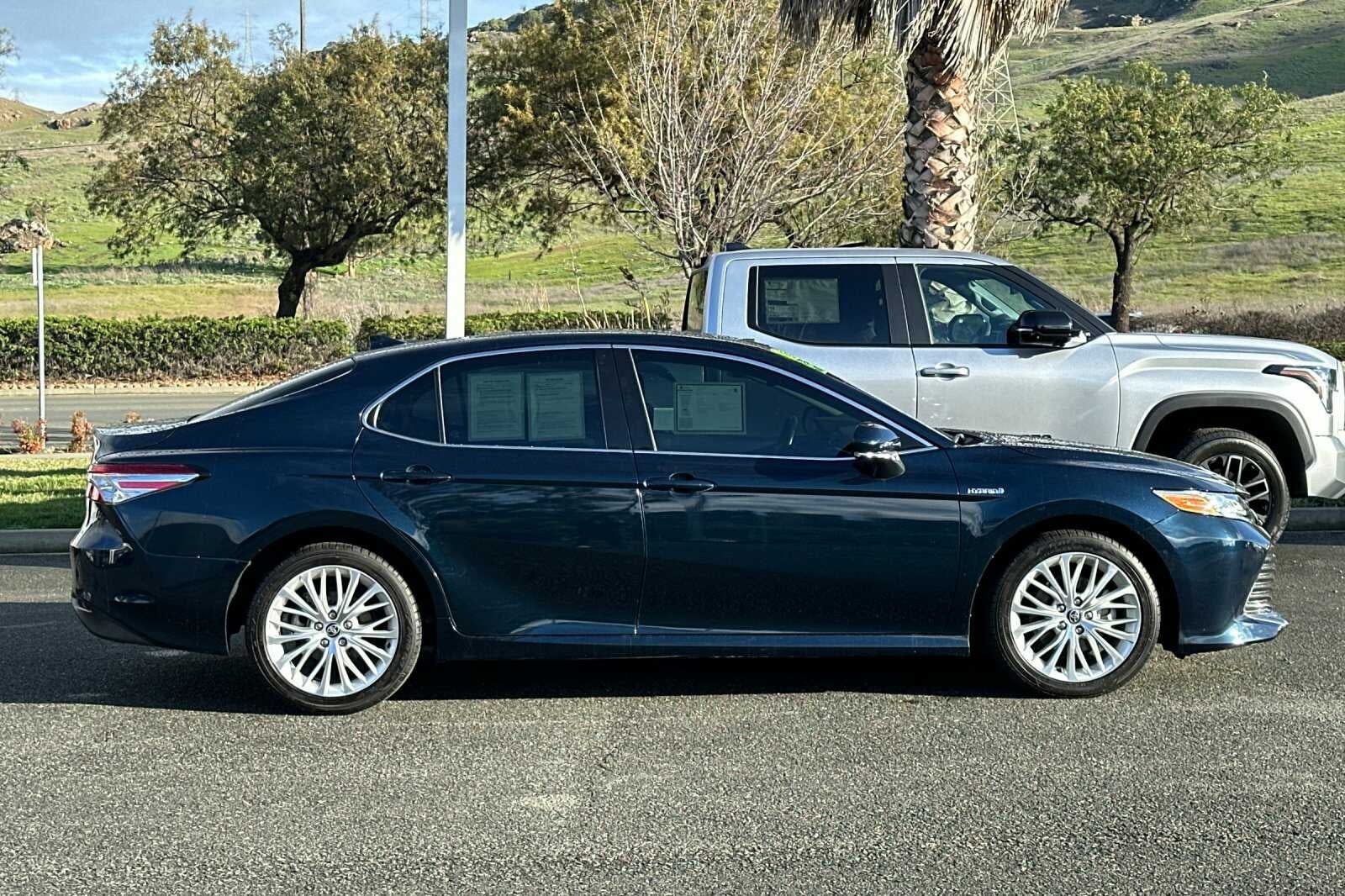 2020 Toyota Camry Hybrid XLE