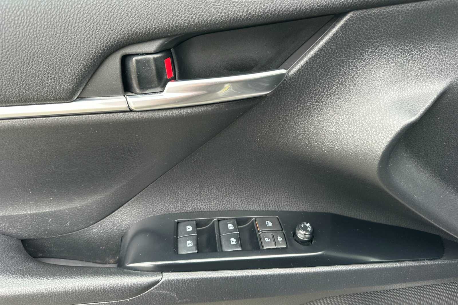 2020 Toyota Camry SE 4D Sedan