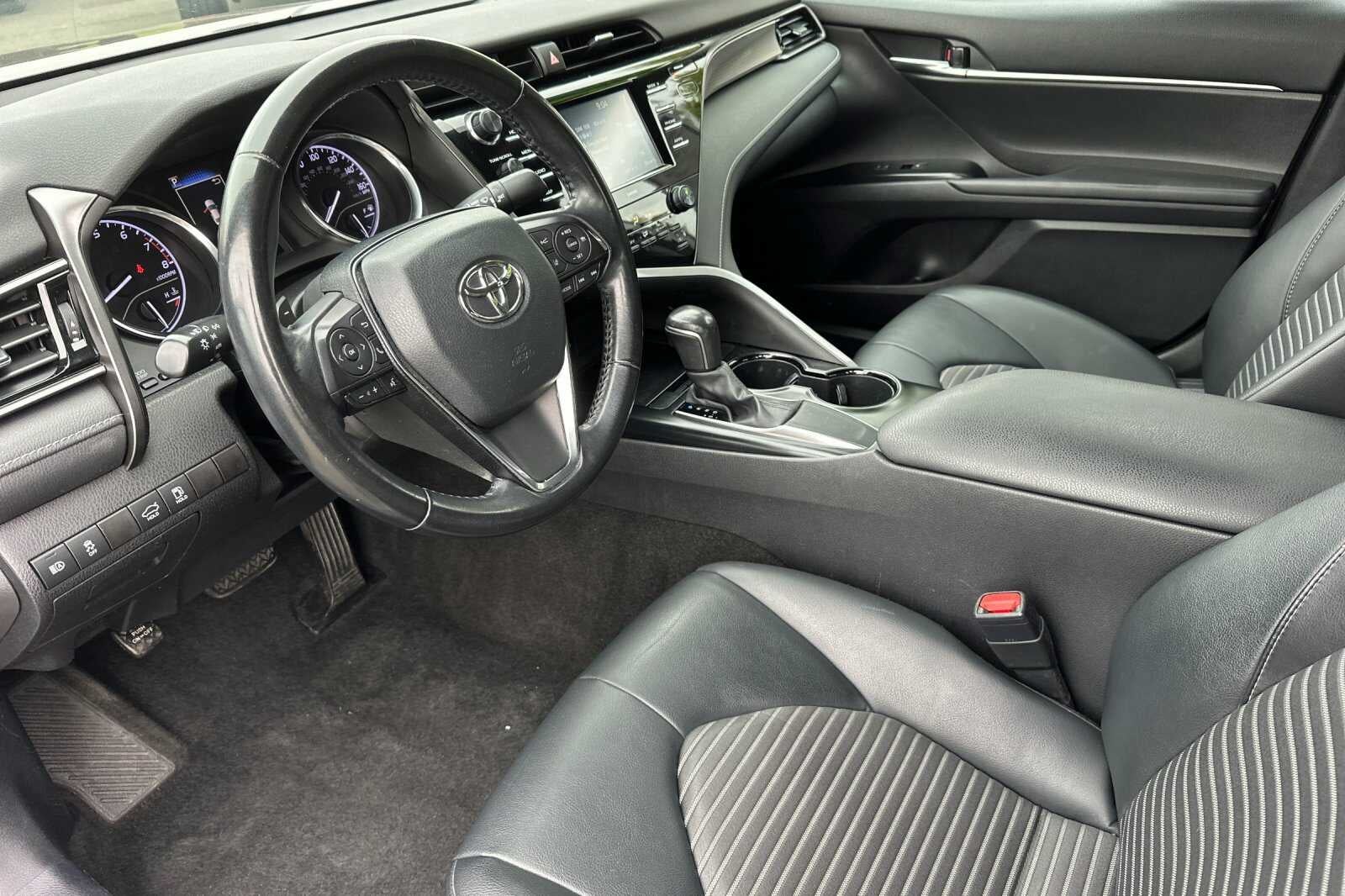 2020 Toyota Camry SE 4D Sedan