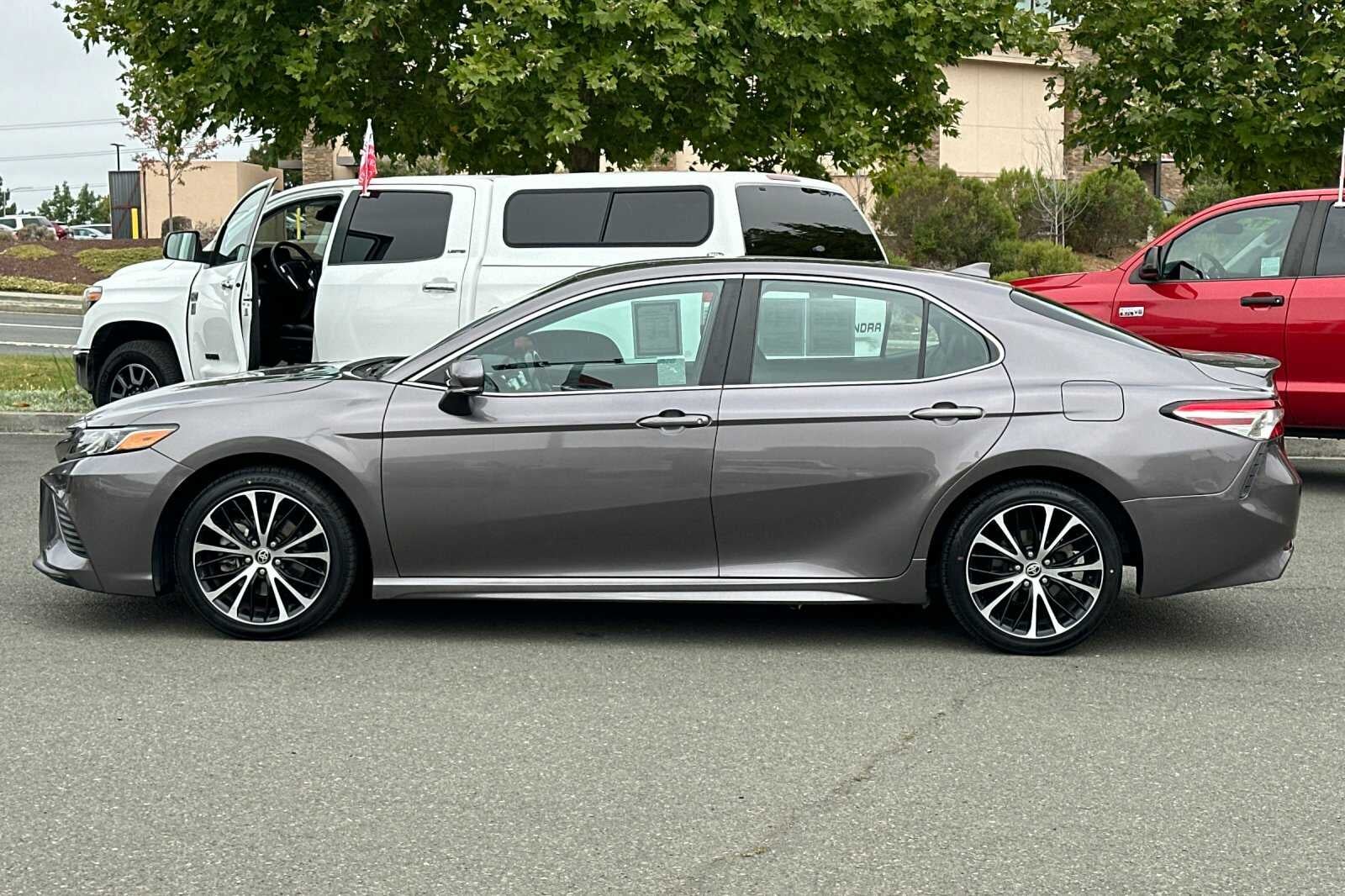 2020 Toyota Camry SE 4D Sedan