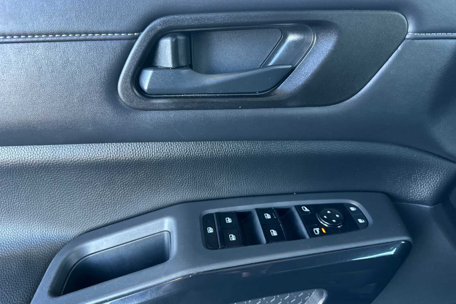 2023 Nissan Pathfinder SV