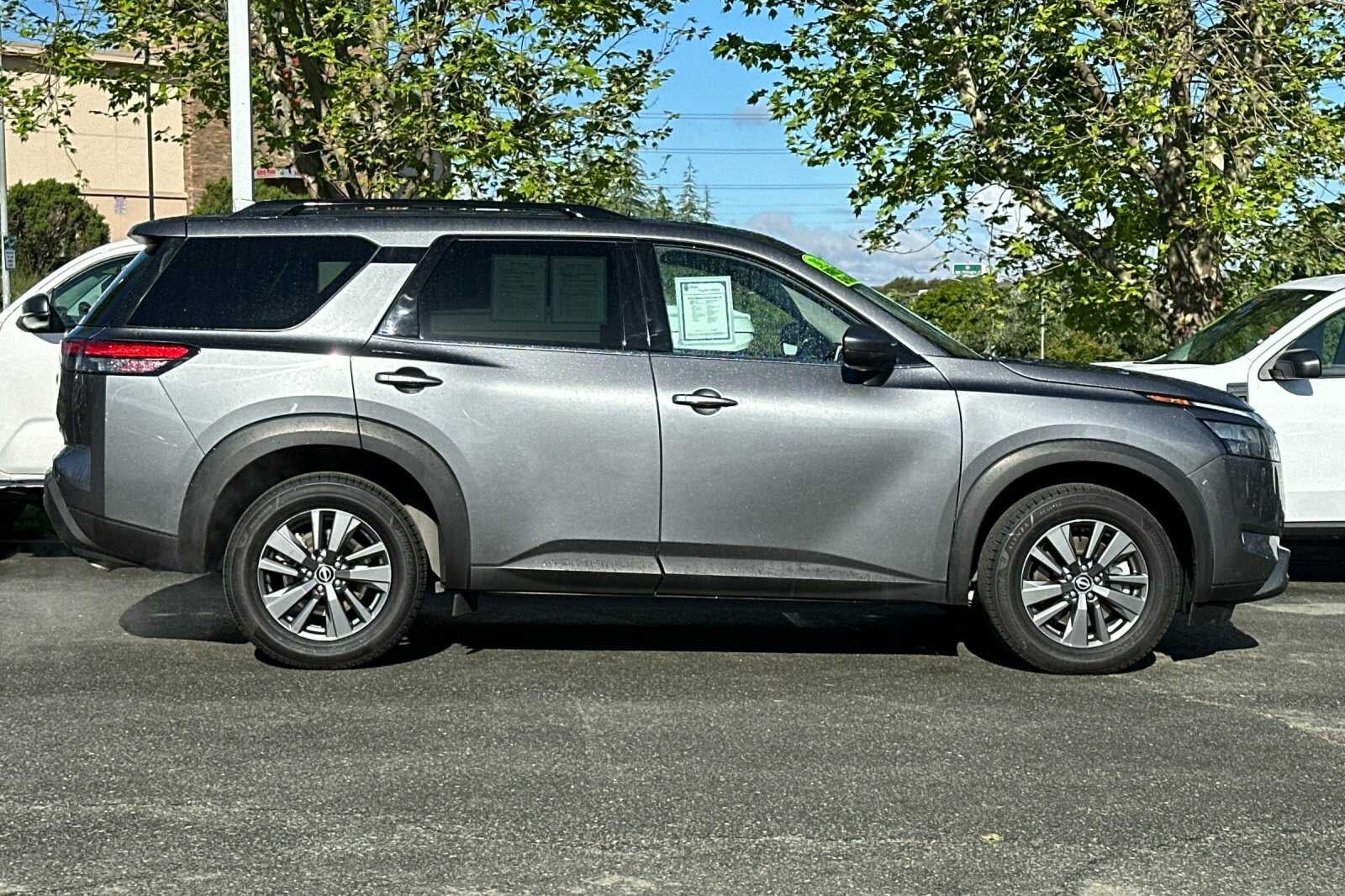 2023 Nissan Pathfinder SV