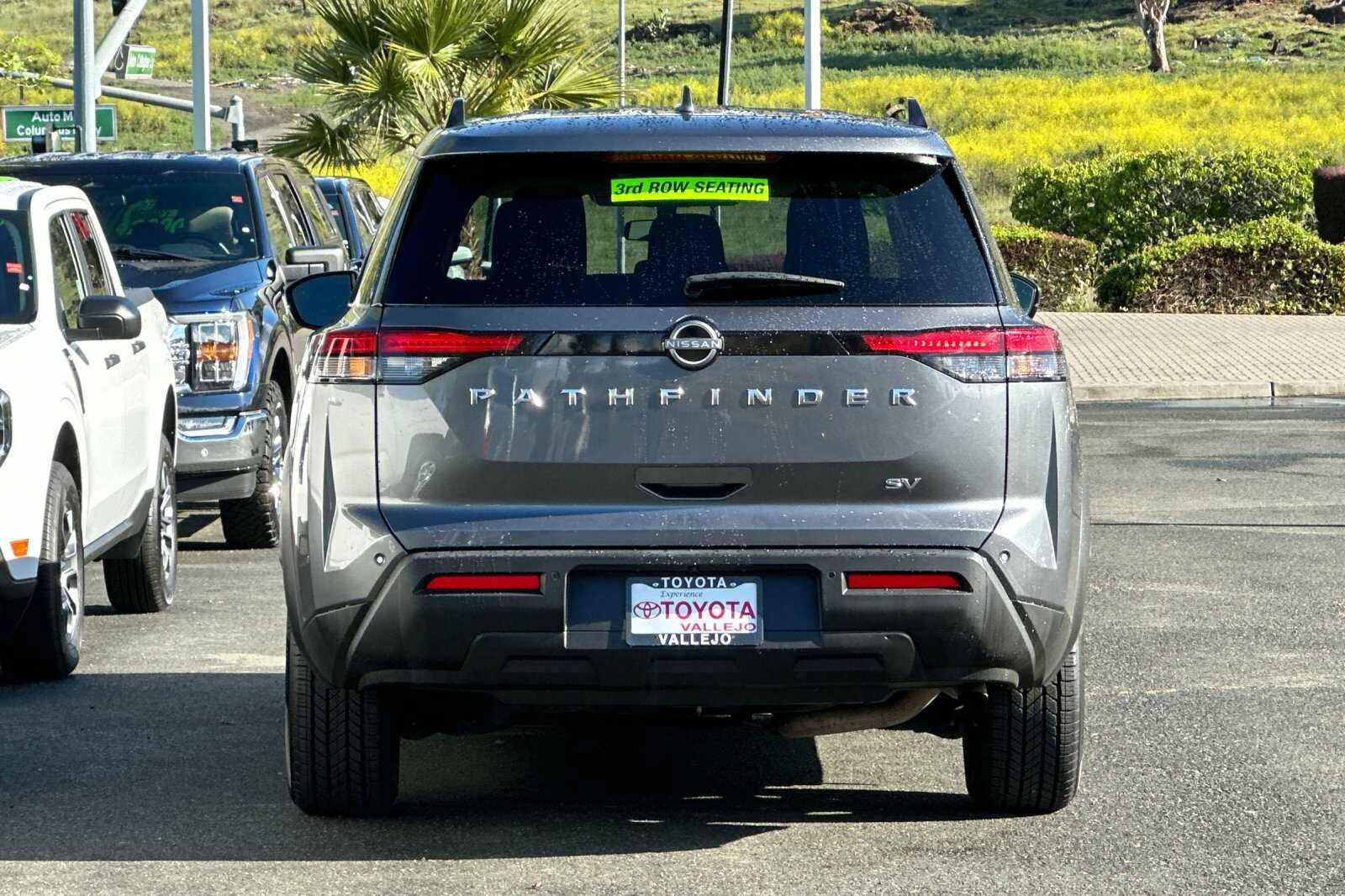 2023 Nissan Pathfinder SV