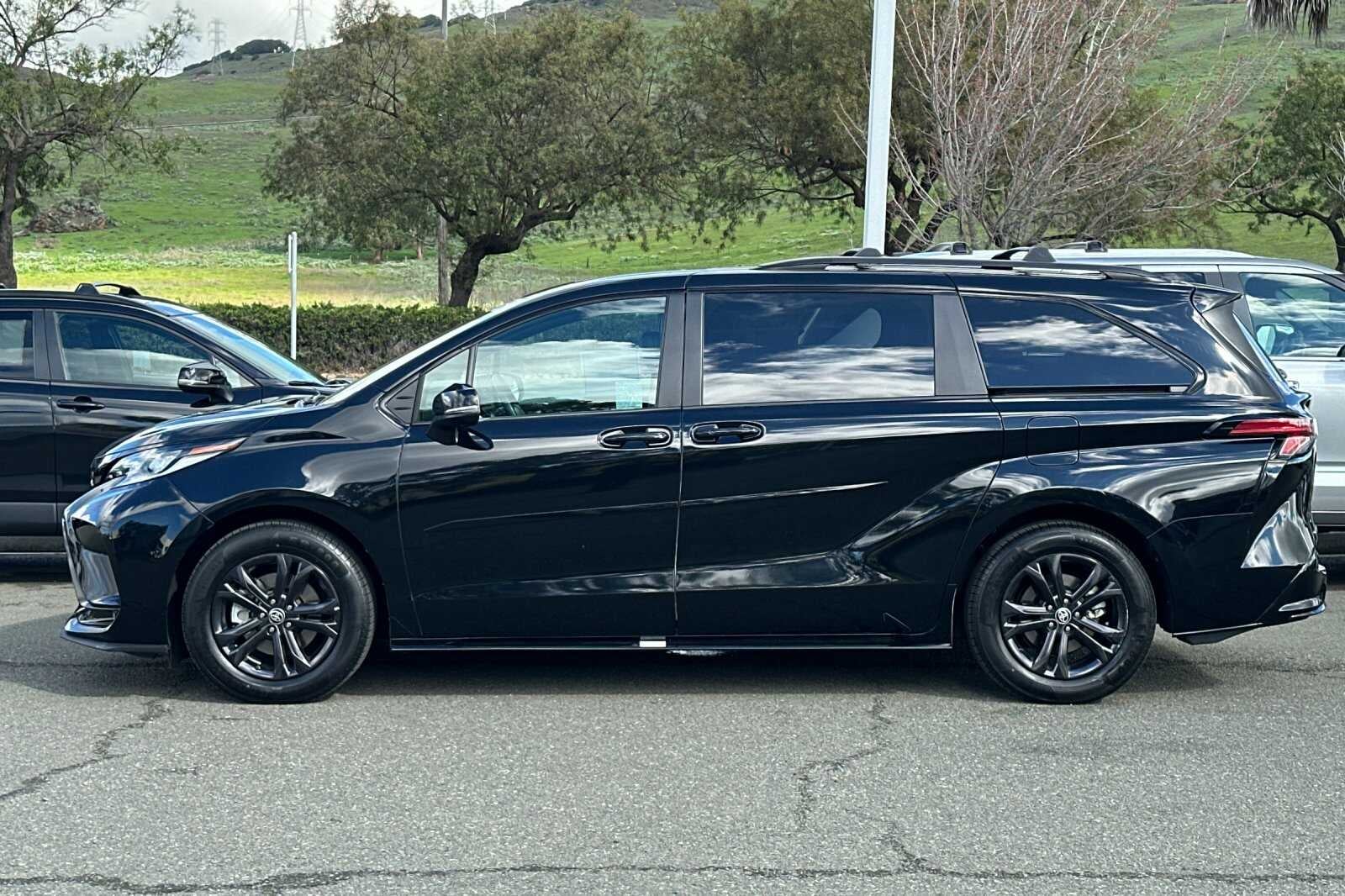 2025 Toyota Sienna XSE 4D Passenger Van