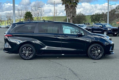 2025 Toyota Sienna XSE 4D Passenger Van
