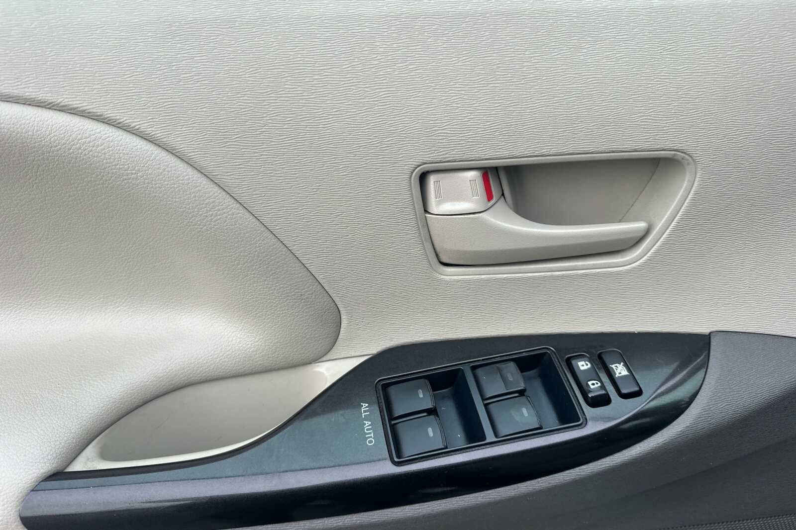 2012 Toyota Sienna LE 4D Passenger Van