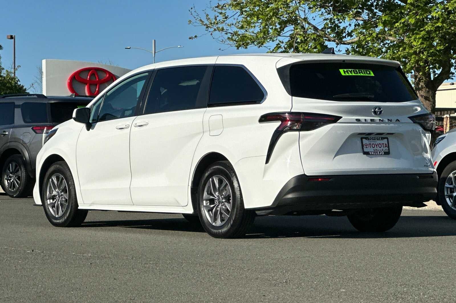 2023 Toyota Sienna LE