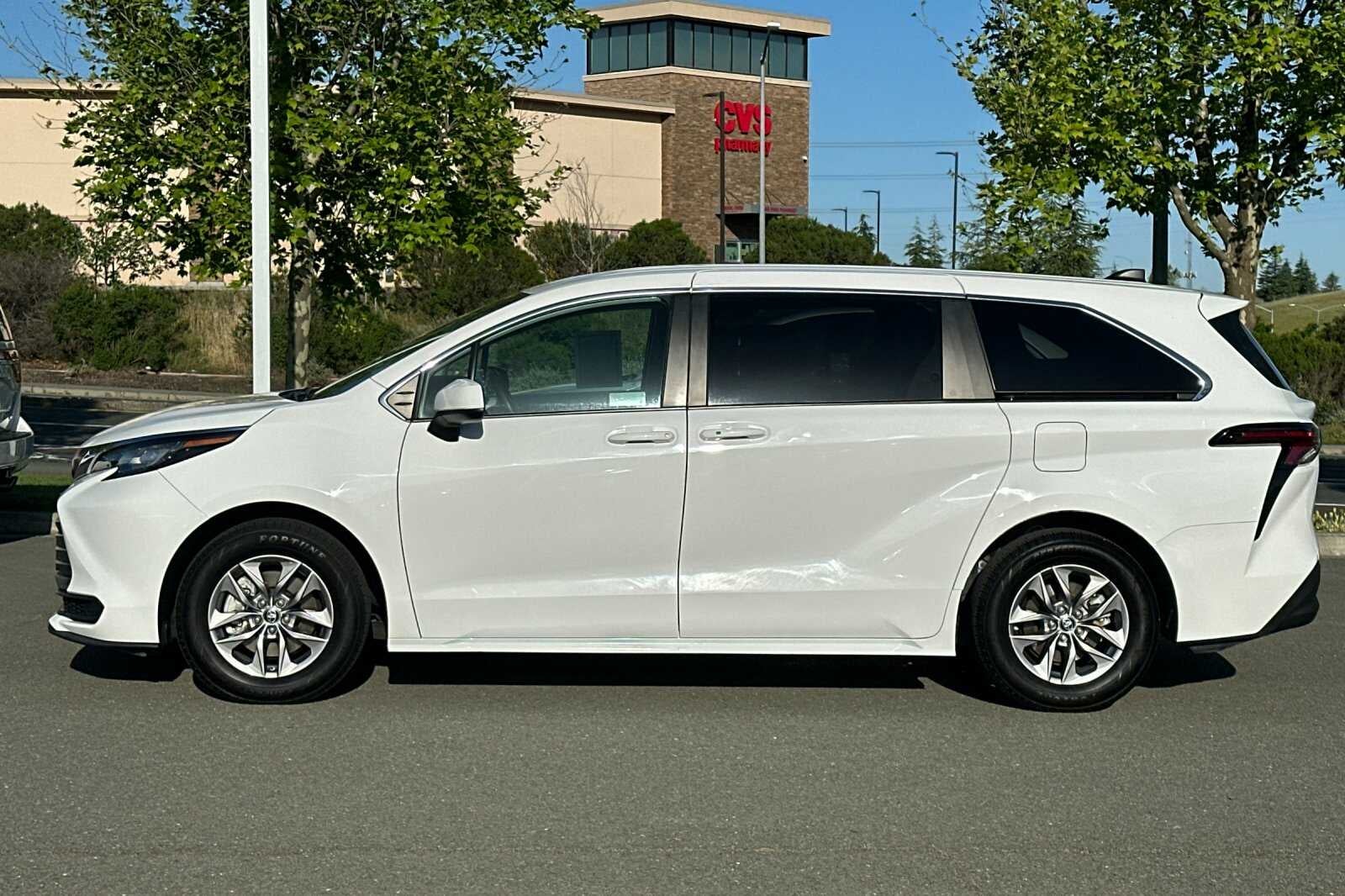 2023 Toyota Sienna LE