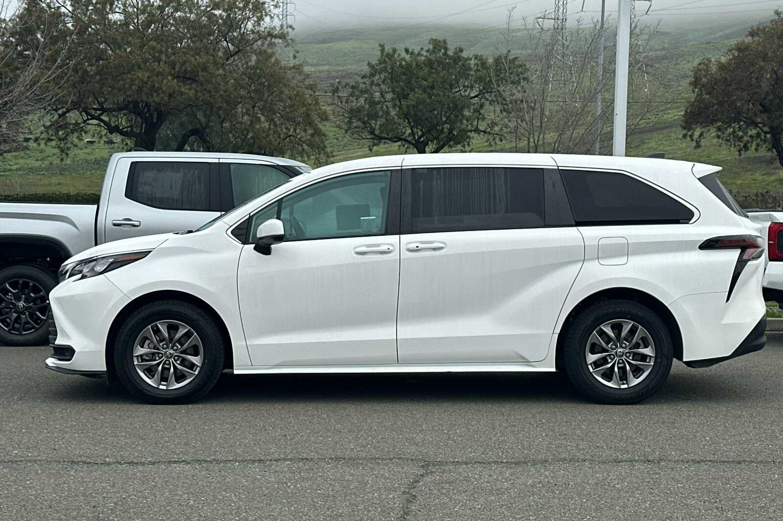 2024 Toyota Sienna LE