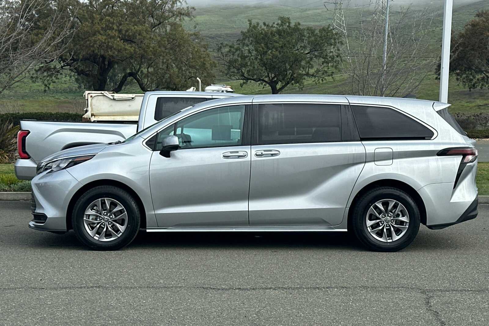 2025 Toyota Sienna LE