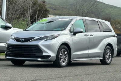 2025 Toyota Sienna LE