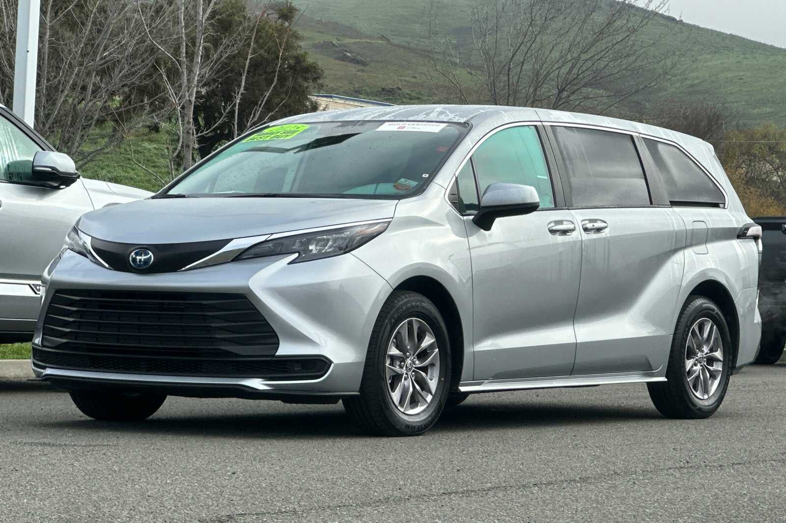 2025 Toyota Sienna LE