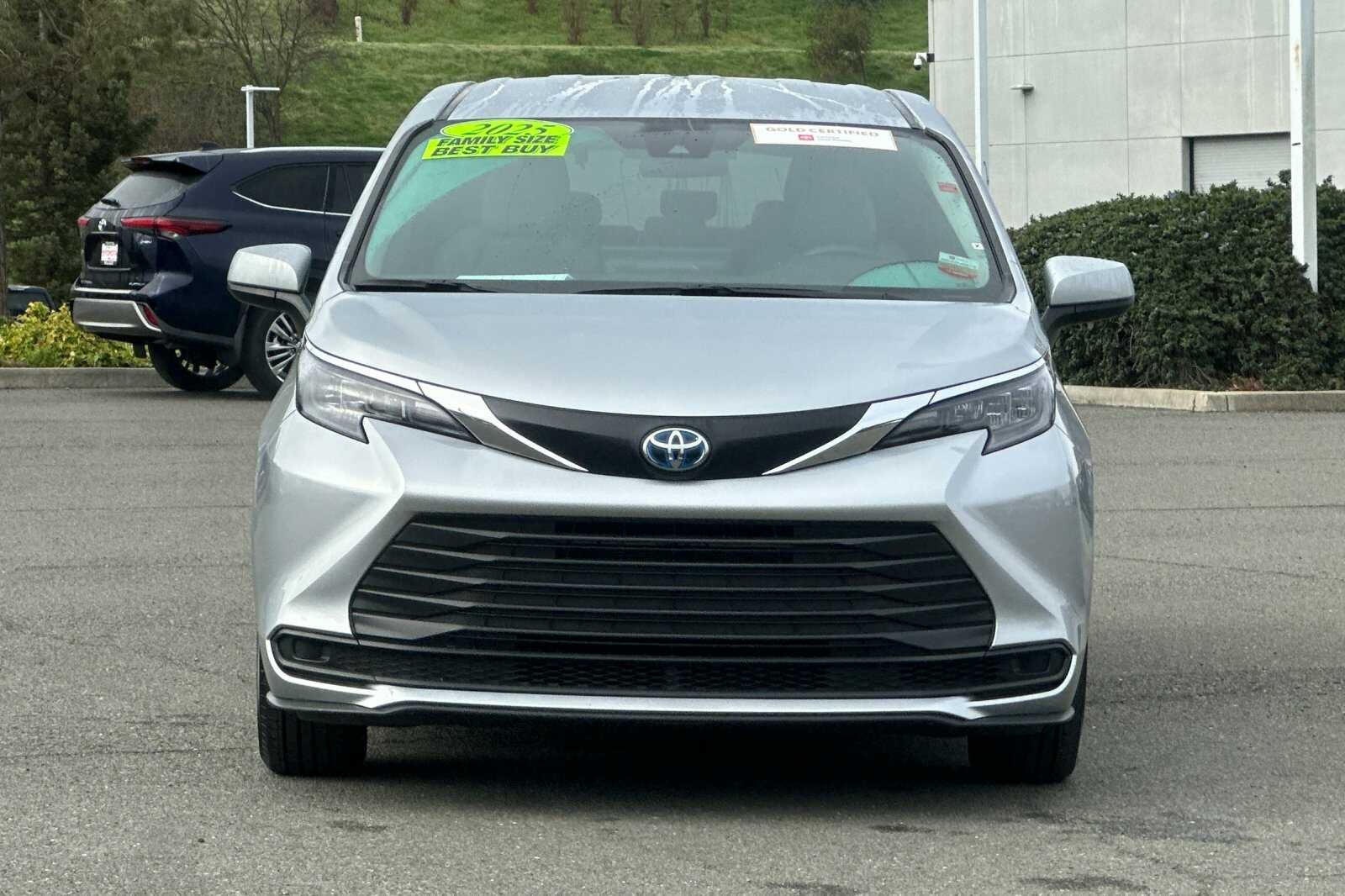 2025 Toyota Sienna LE