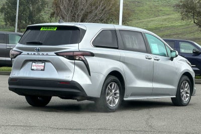 2025 Toyota Sienna LE
