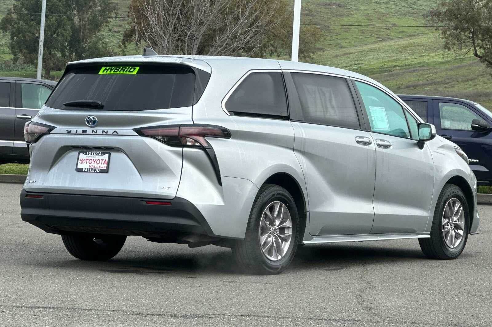 2025 Toyota Sienna LE