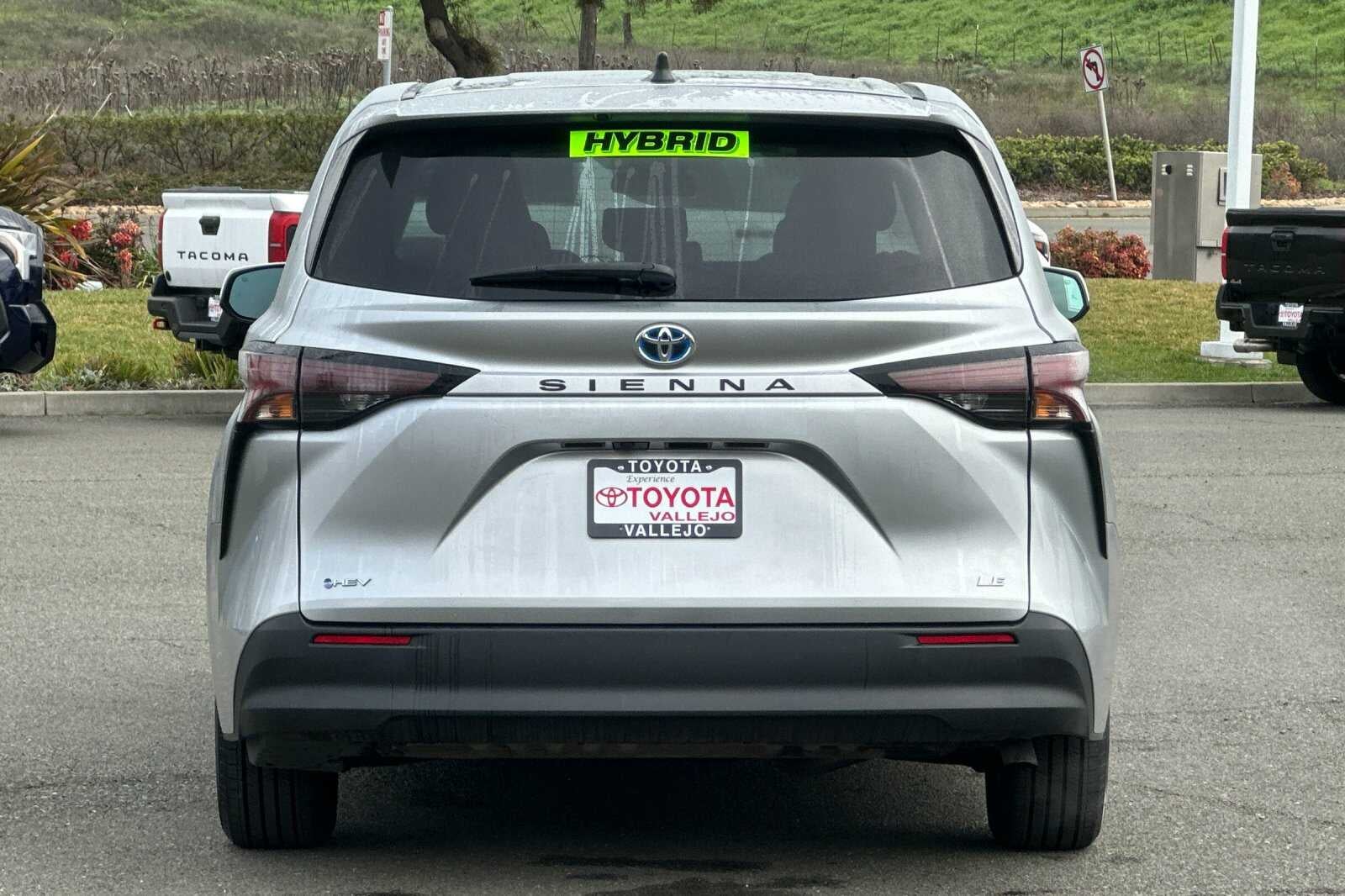 2025 Toyota Sienna LE