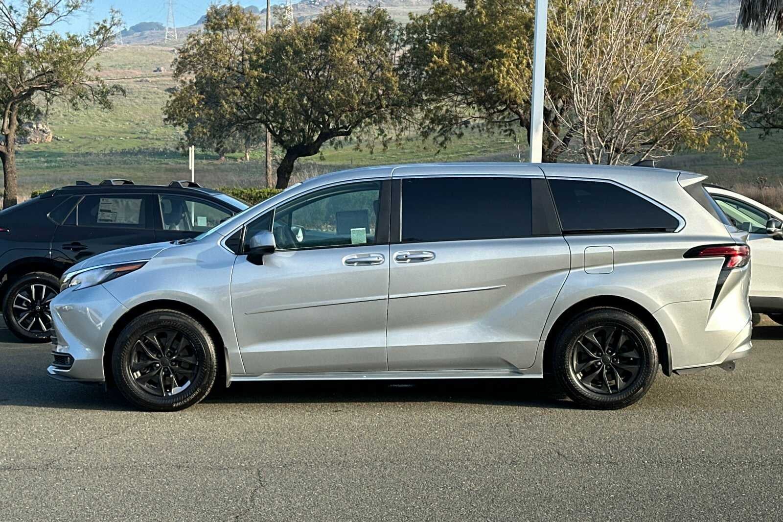 2022 Toyota Sienna LE