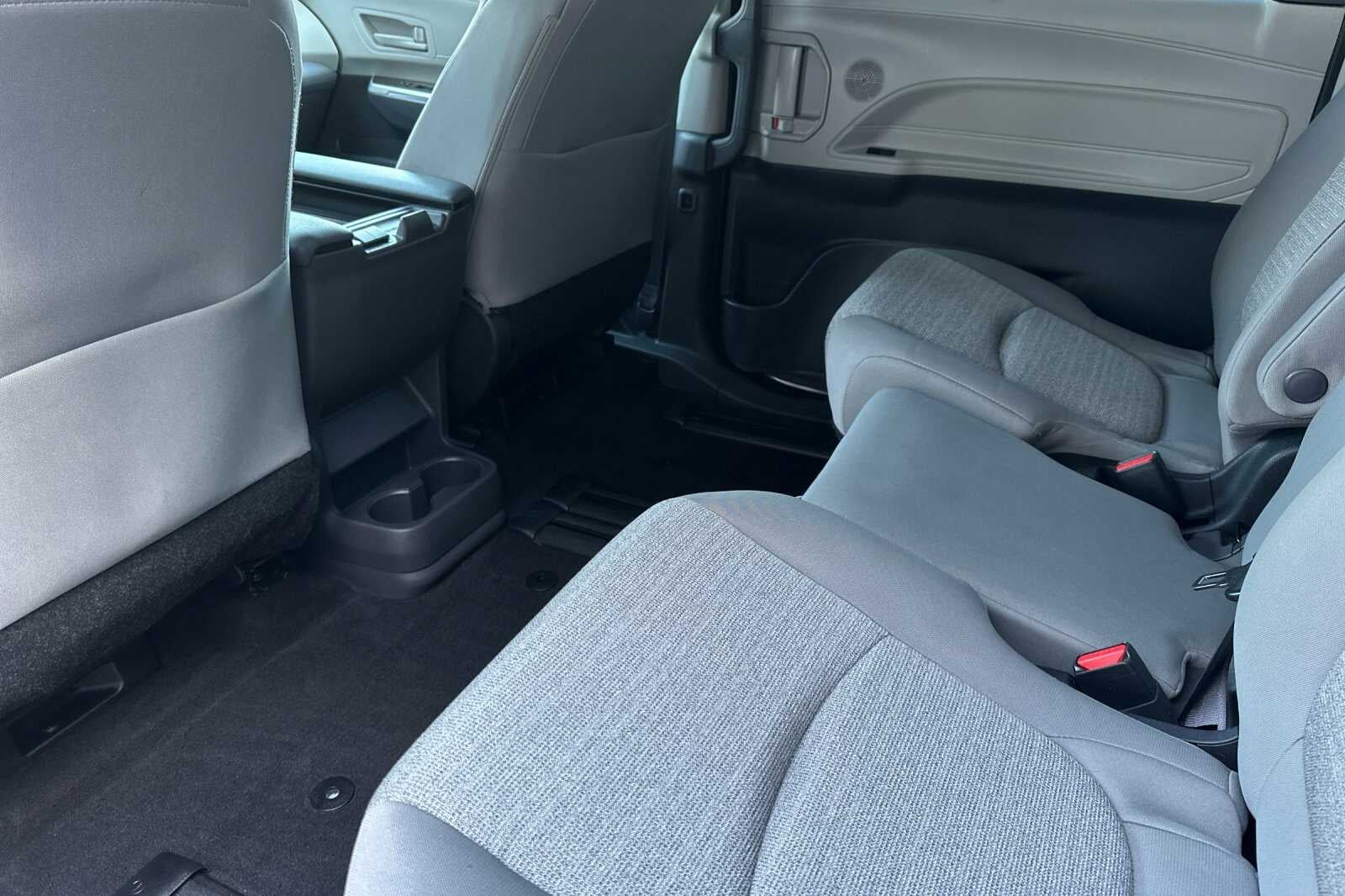 2022 Toyota Sienna LE