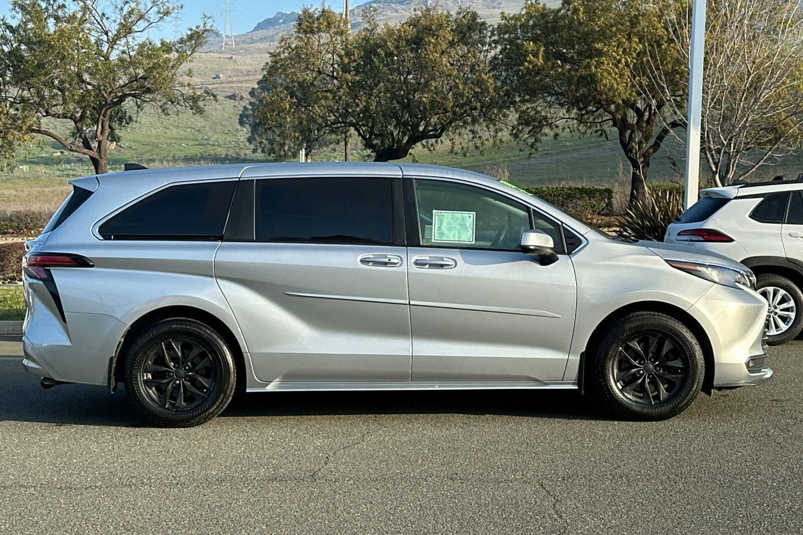 2022 Toyota Sienna LE