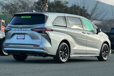 2022 Toyota Sienna LE
