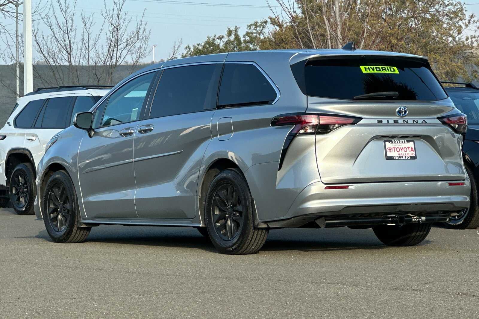 2022 Toyota Sienna LE