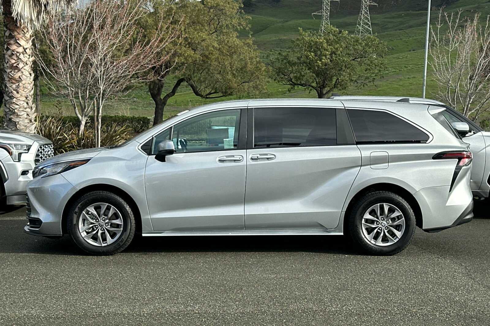 2023 Toyota Sienna LE