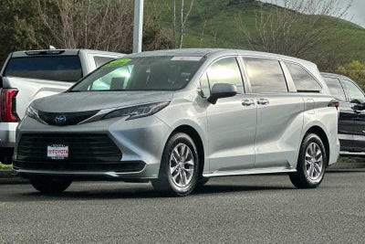 2023 Toyota Sienna LE