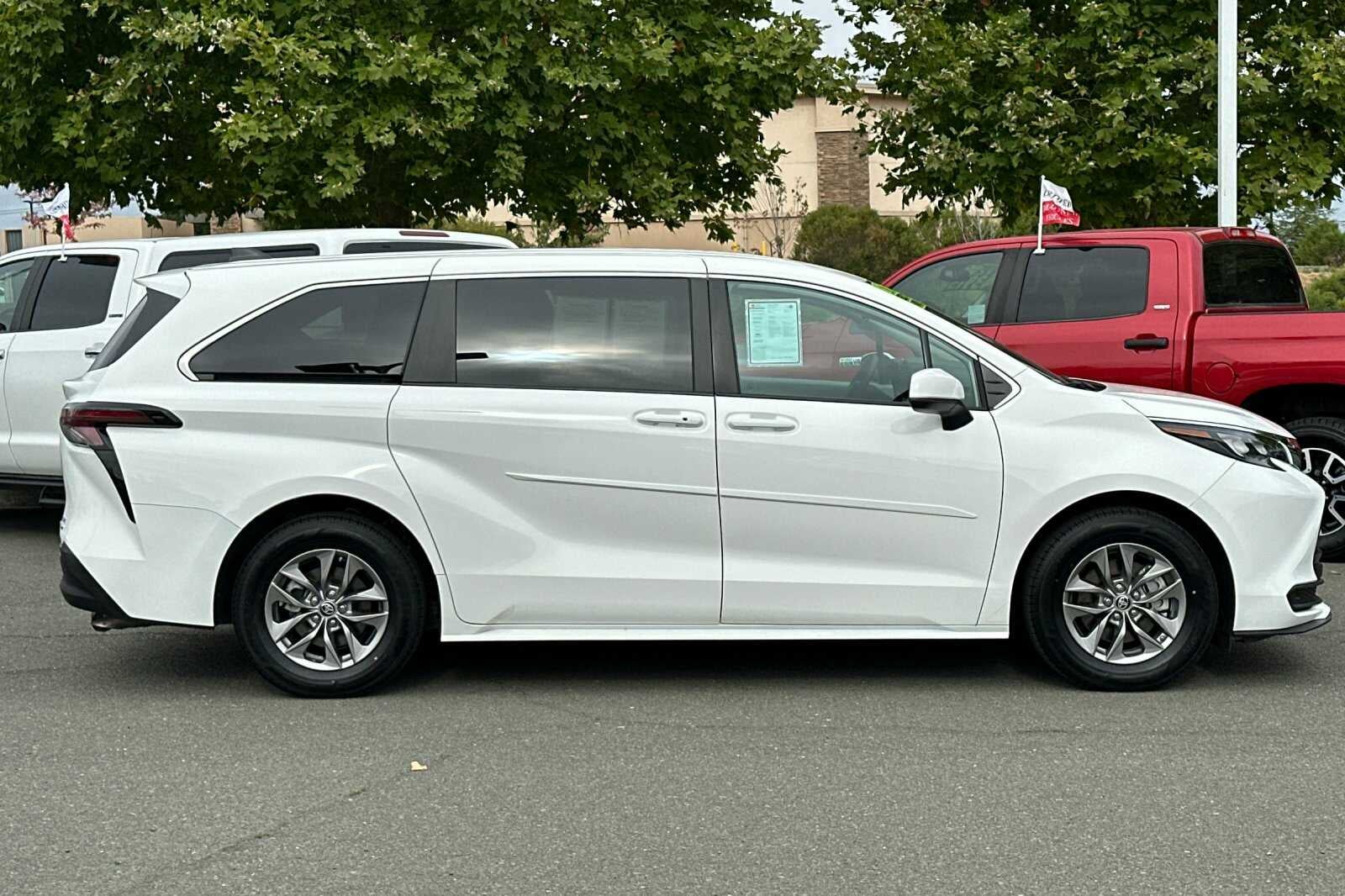 2024 Toyota Sienna LE