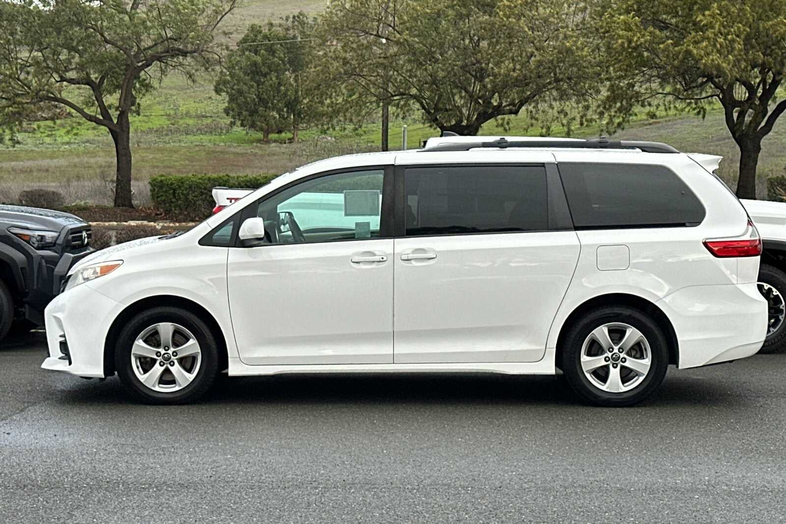 2018 Toyota Sienna LE 4D Passenger Van