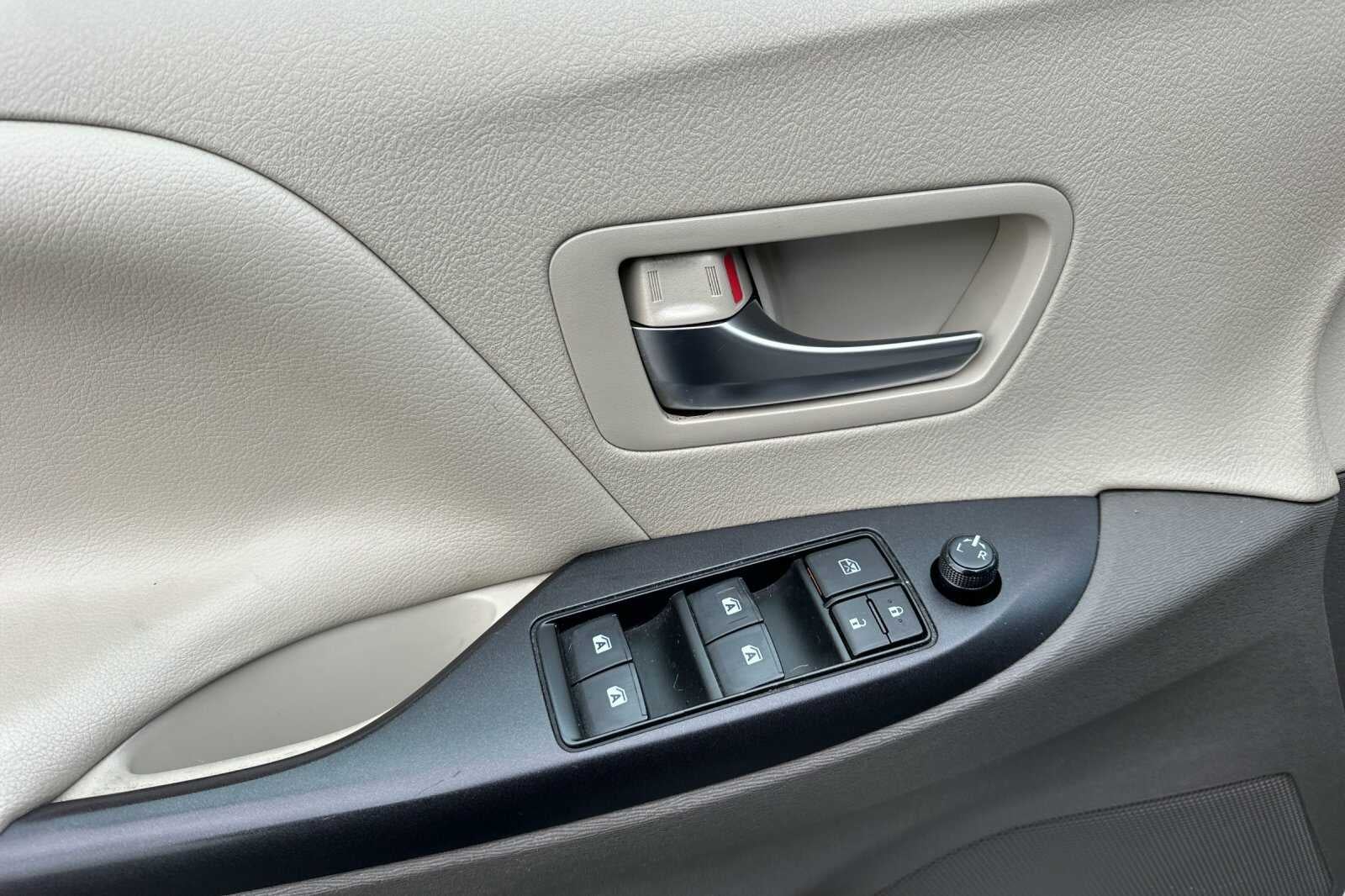 2018 Toyota Sienna LE 4D Passenger Van