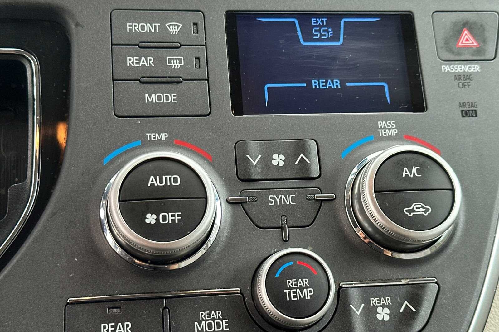 2018 Toyota Sienna LE 4D Passenger Van