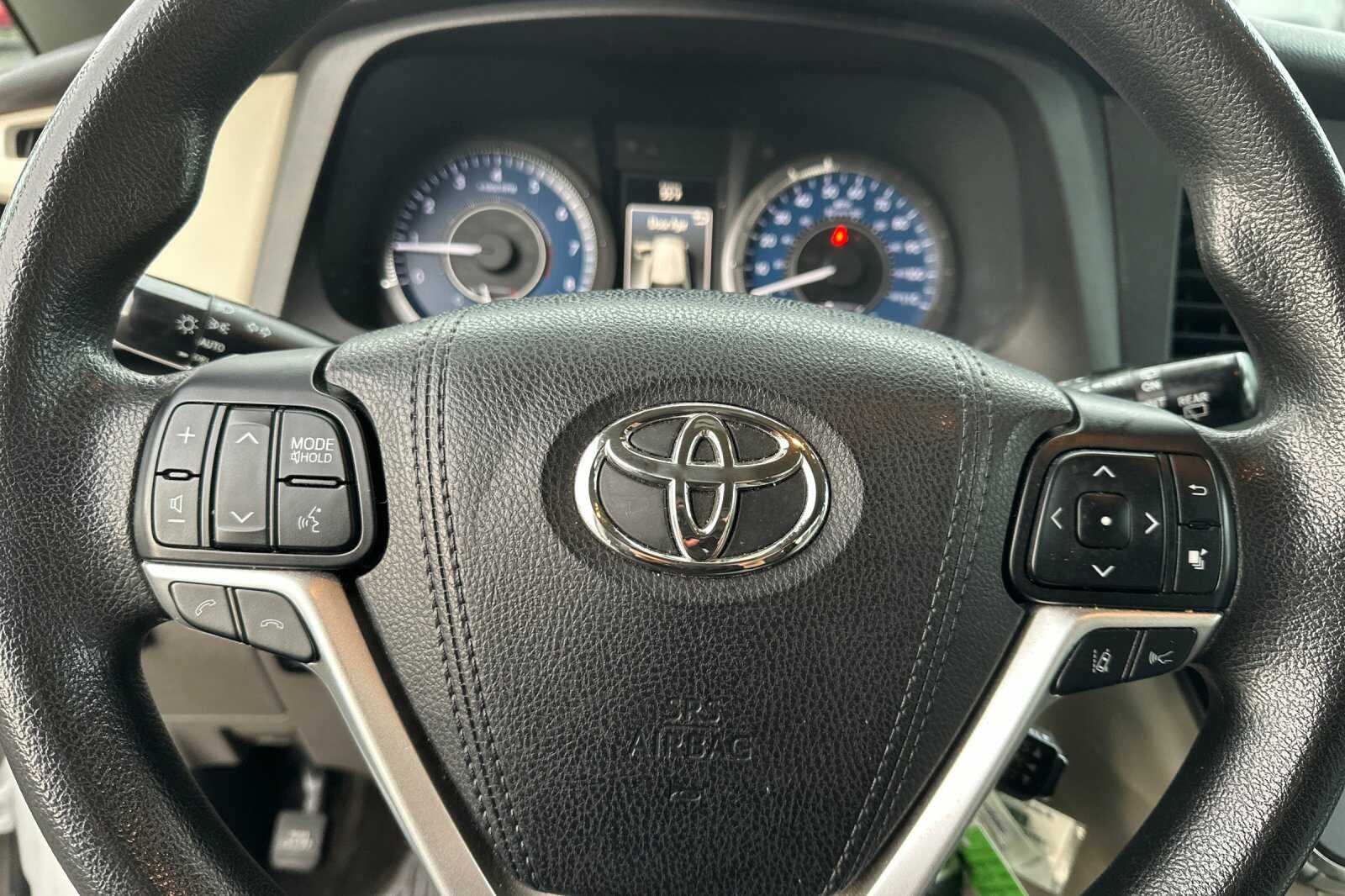 2018 Toyota Sienna LE 4D Passenger Van