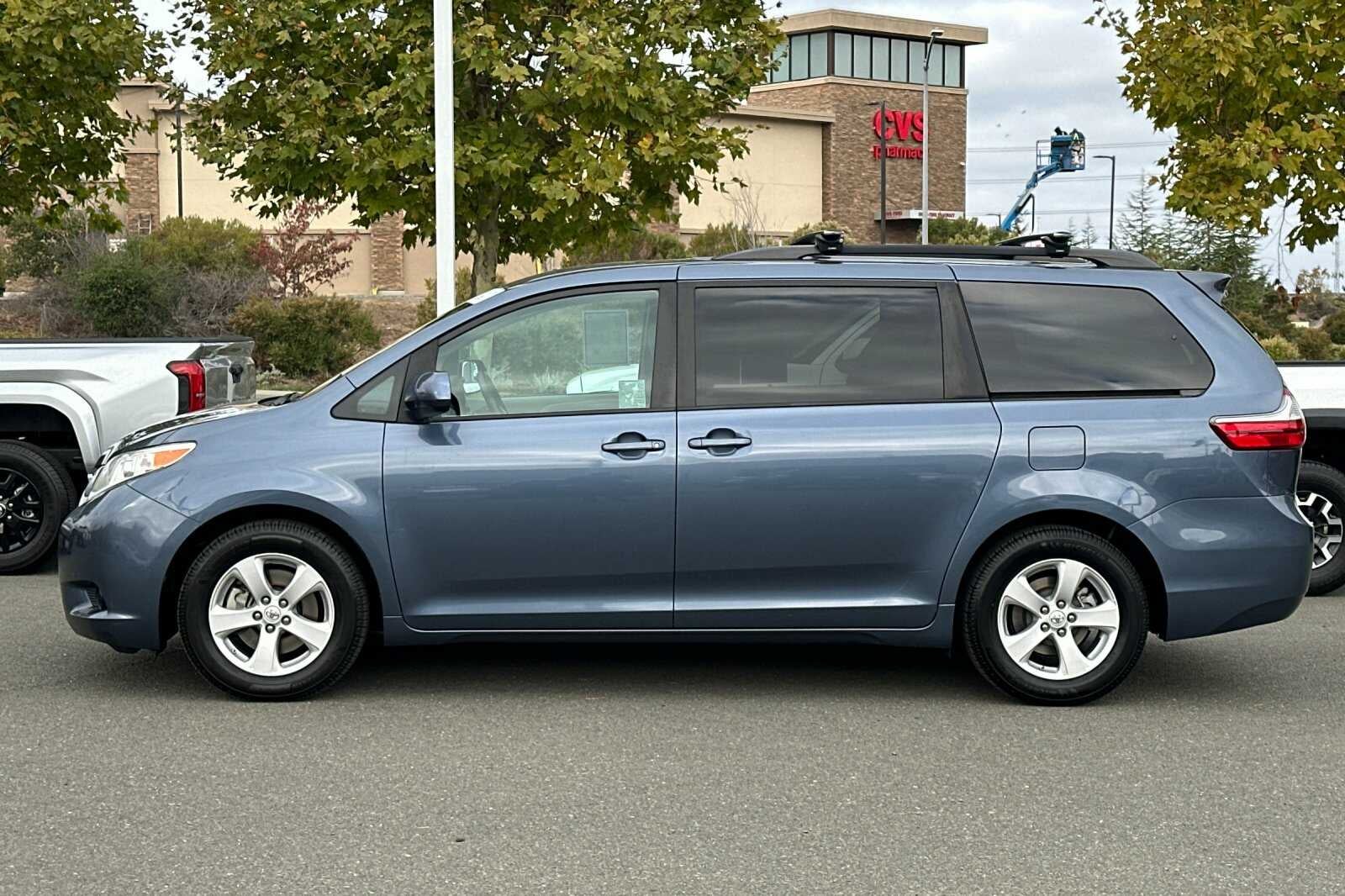 2017 Toyota Sienna LE 4D Passenger Van