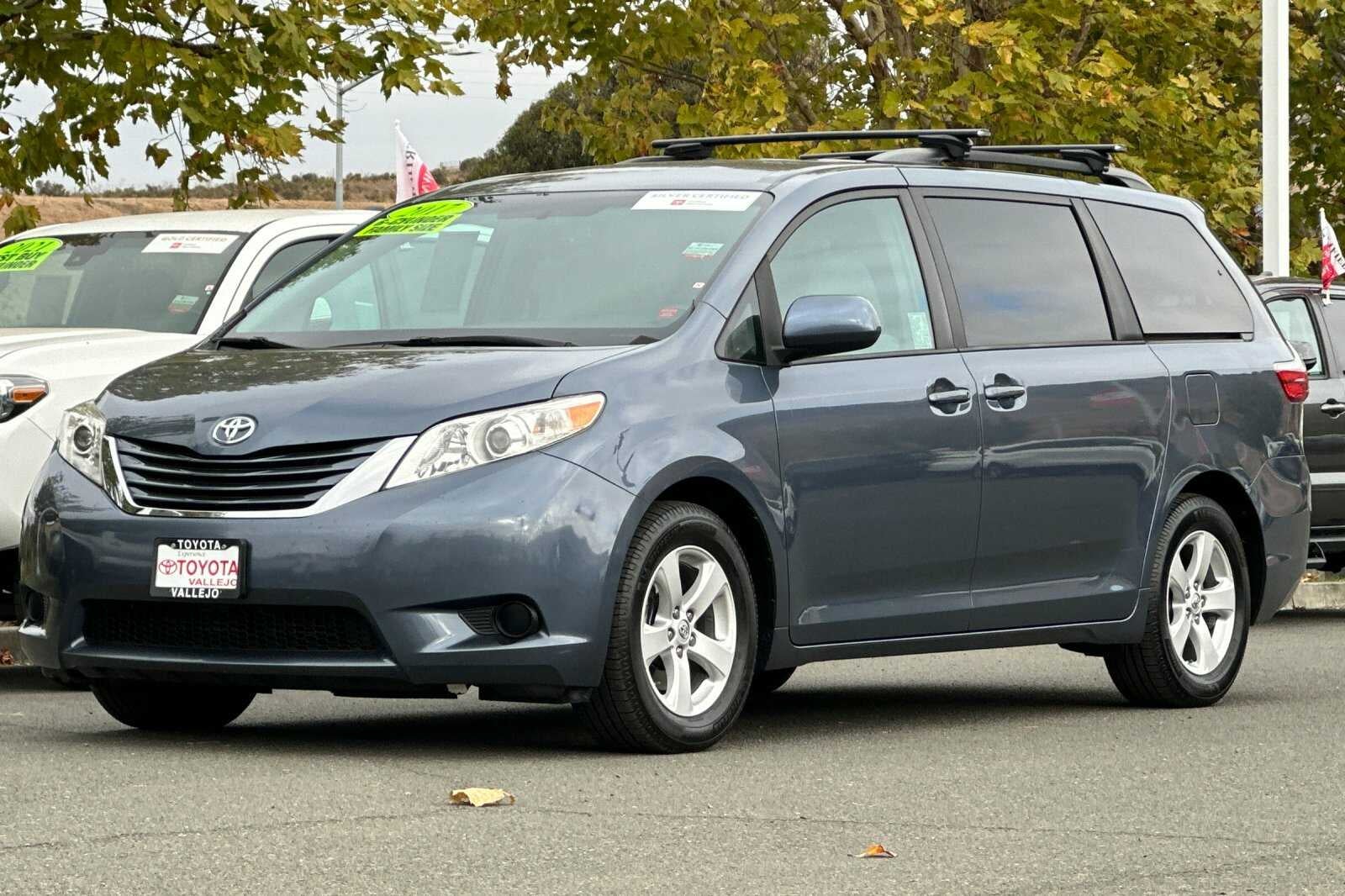 2017 Toyota Sienna LE 4D Passenger Van