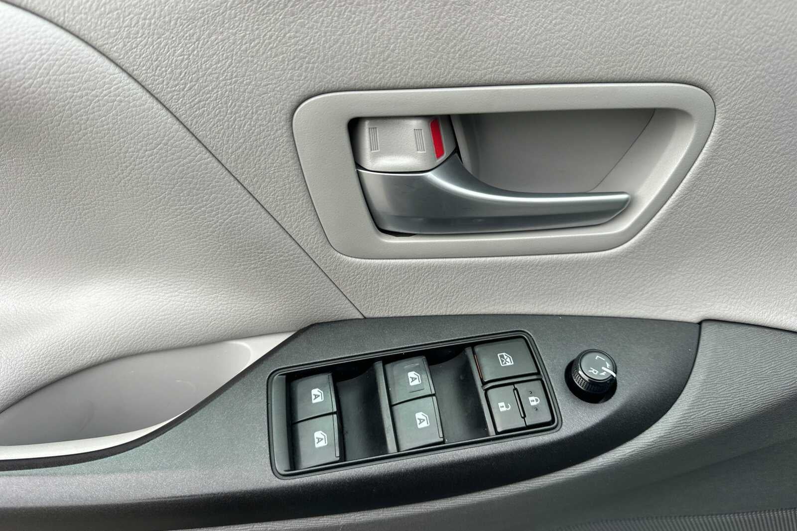 2017 Toyota Sienna LE 4D Passenger Van