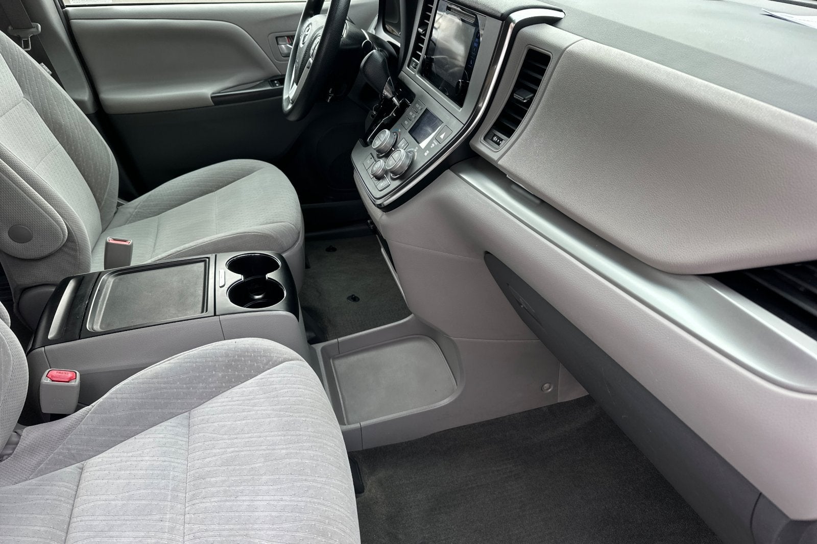 2017 Toyota Sienna LE 4D Passenger Van