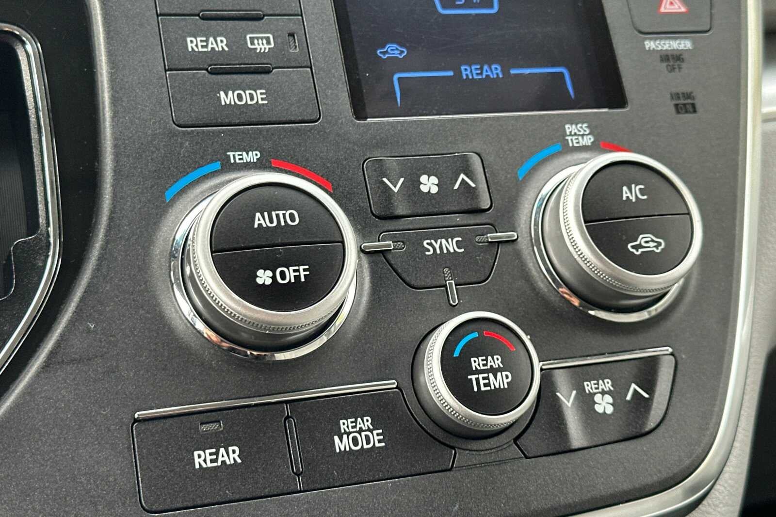 2017 Toyota Sienna LE 4D Passenger Van
