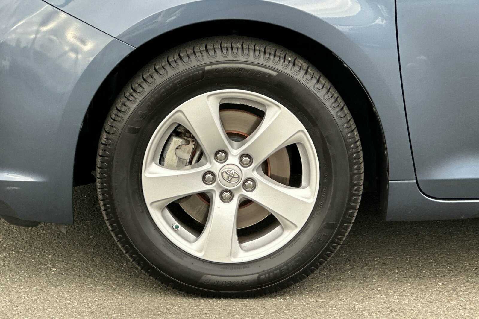2017 Toyota Sienna LE 4D Passenger Van