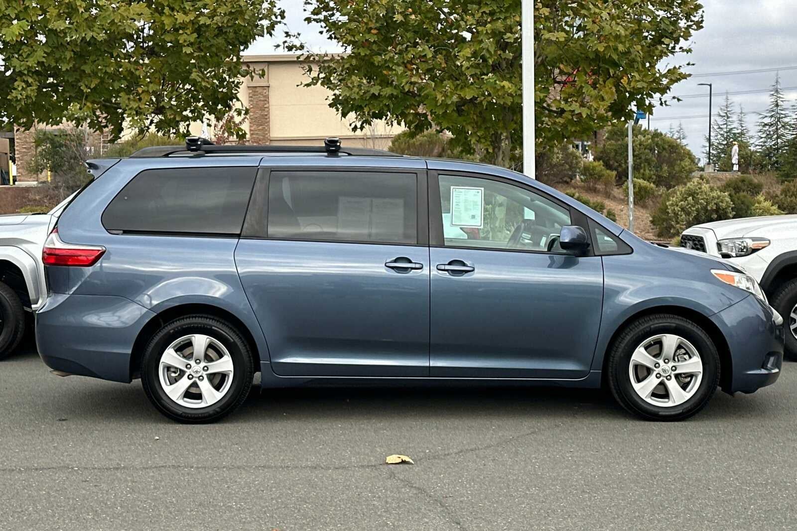 2017 Toyota Sienna LE 4D Passenger Van