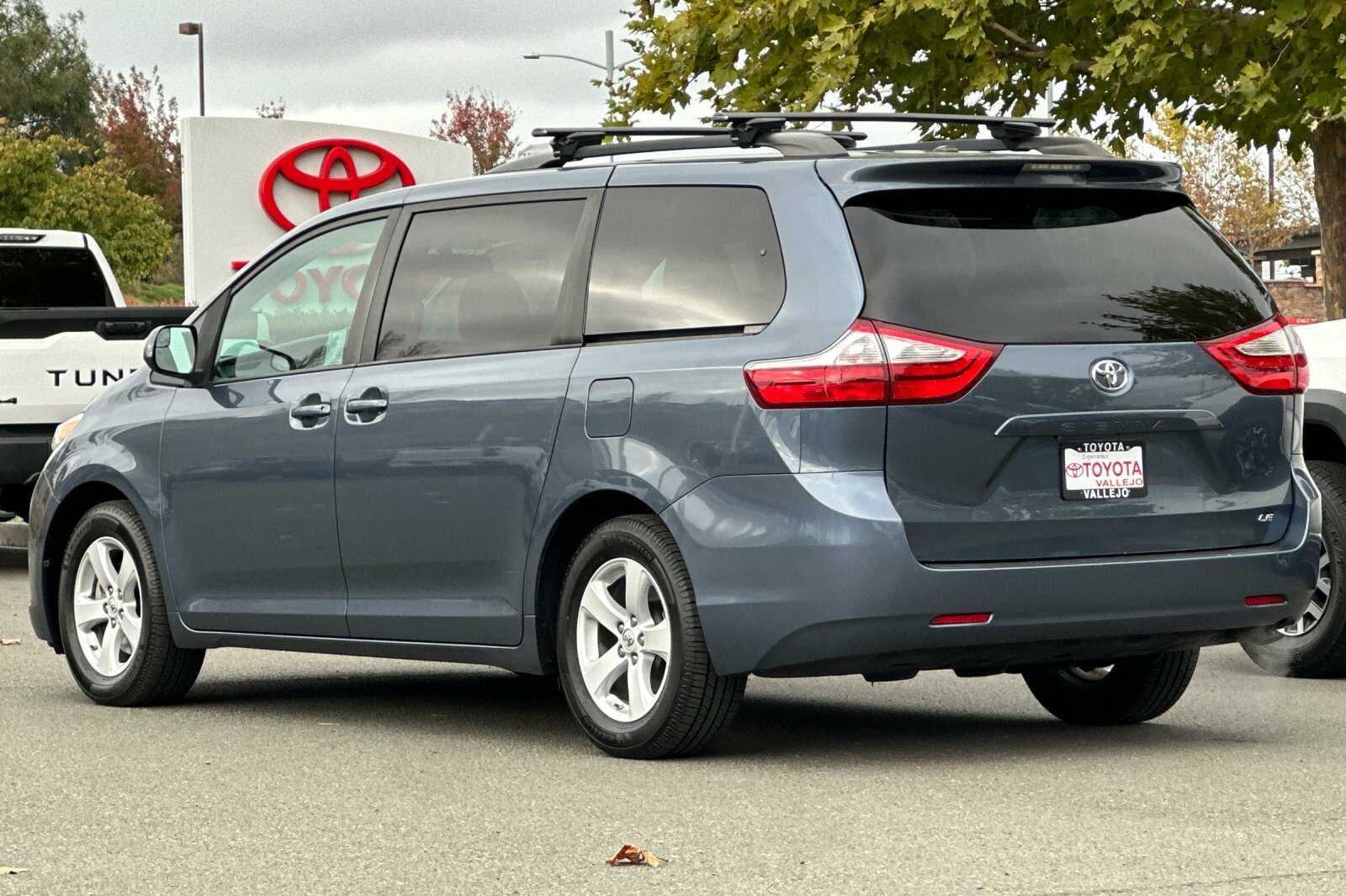 2017 Toyota Sienna LE 4D Passenger Van