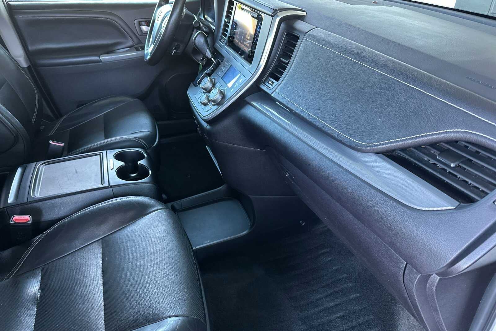 2015 Toyota Sienna 8 Passenger SE