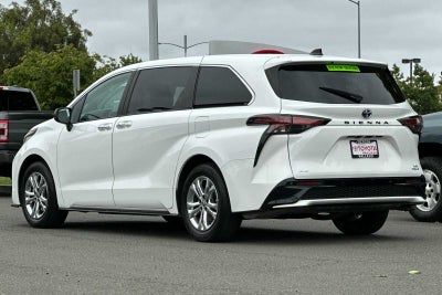 2023 Toyota Sienna XSE 4D Passenger Van