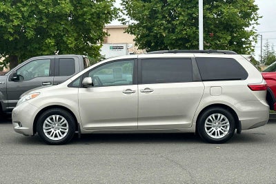 2017 Toyota Sienna XLE 4D Passenger Van