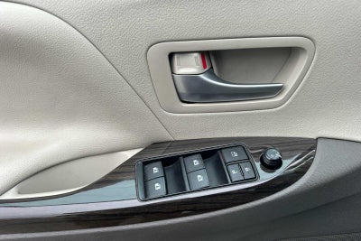 2017 Toyota Sienna XLE 4D Passenger Van