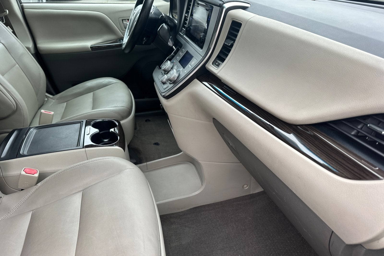 2017 Toyota Sienna XLE 4D Passenger Van